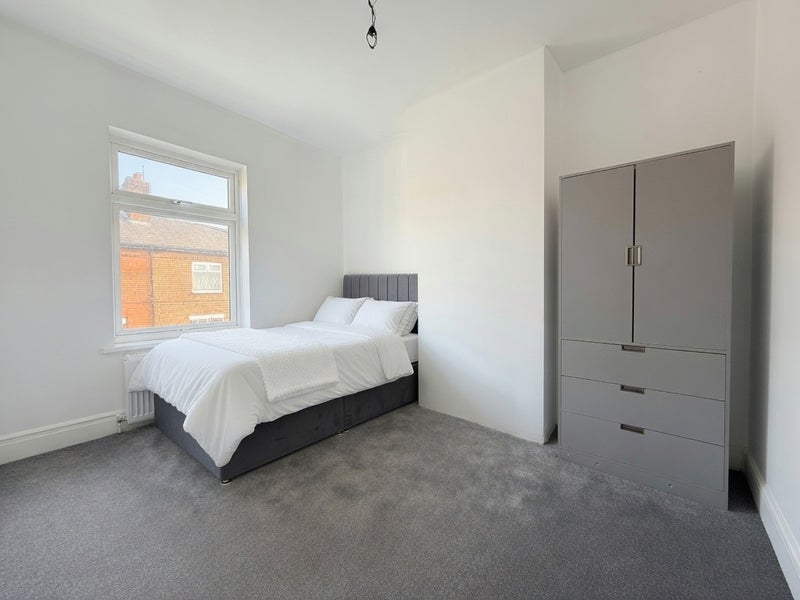 Room Kirkman Avenue in Salford
