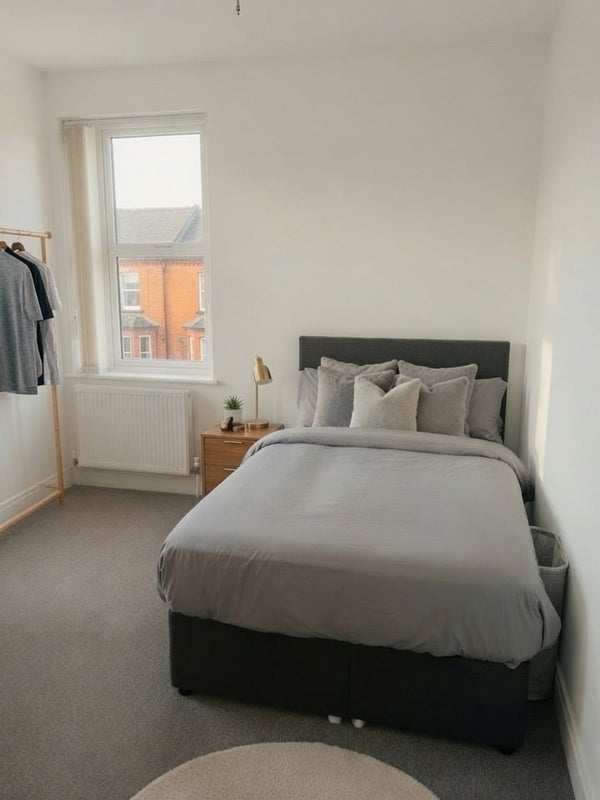 Room Kirkman Avenue in Salford