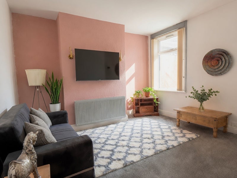 Room Kirkman Avenue in Salford