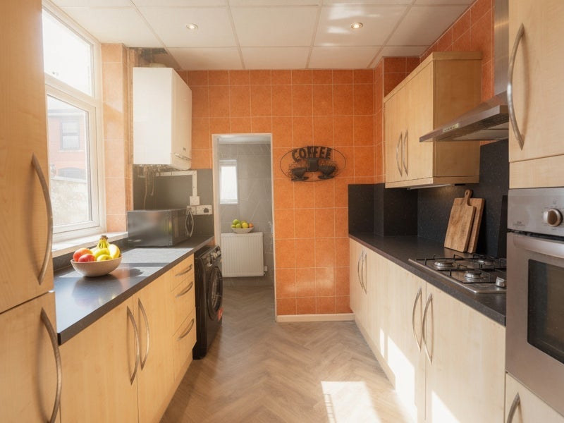 Room Kirkman Avenue in Salford
