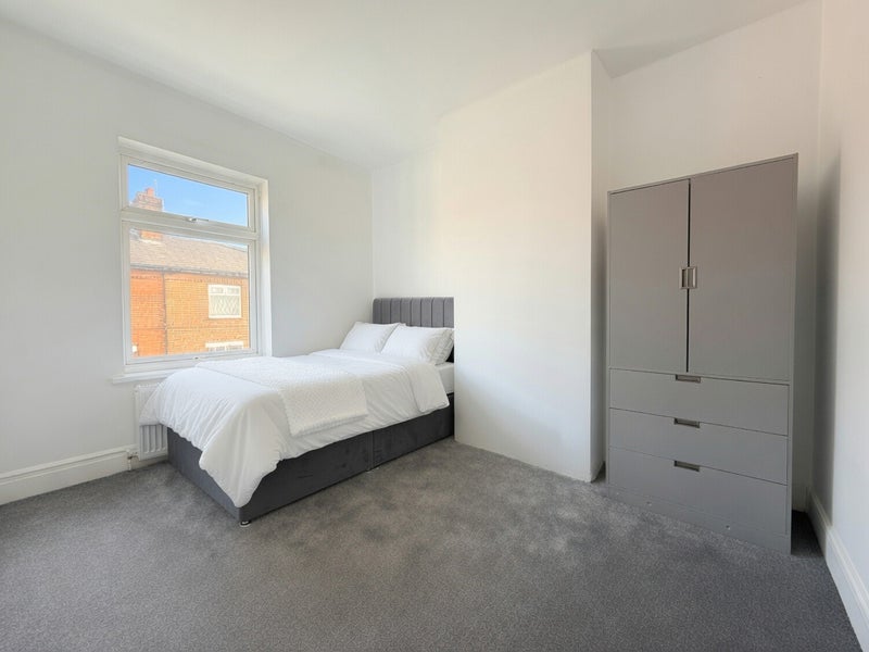 Room Kirkman Avenue in Salford