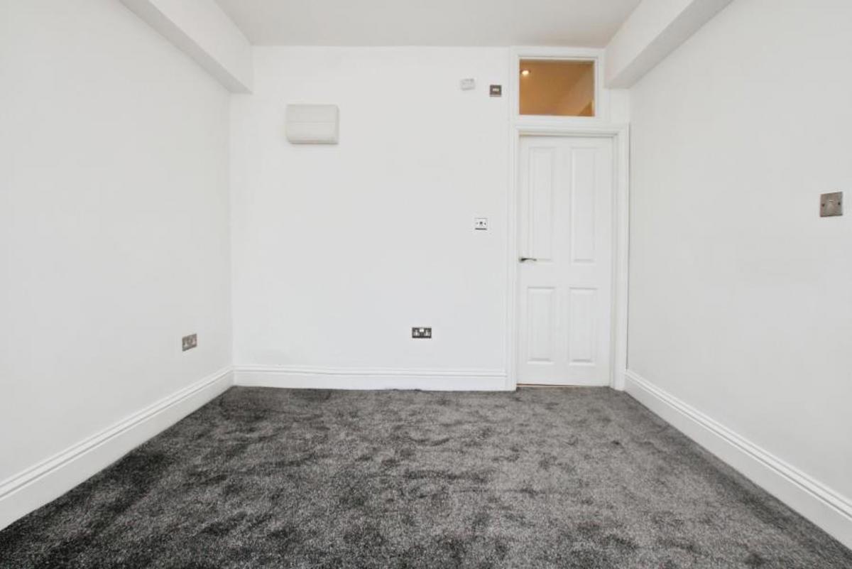 Flat Meridian Road in Bristol