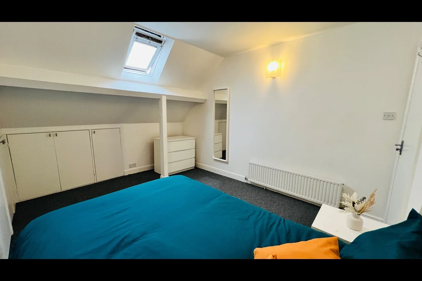 Room Wellington Road in Watford
