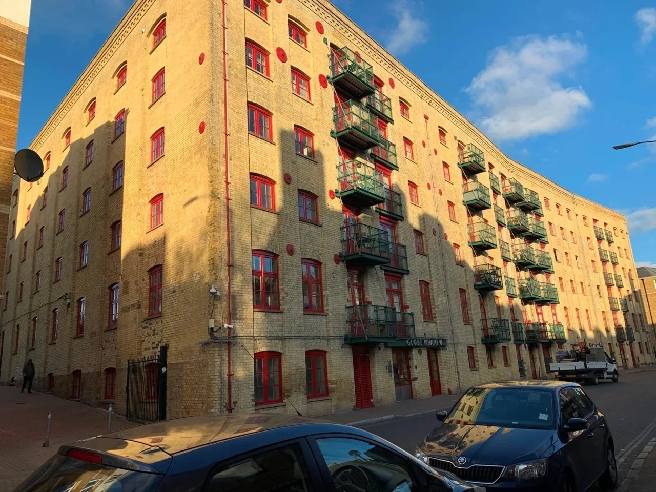 Flat Rotherhithe Street in Greater London