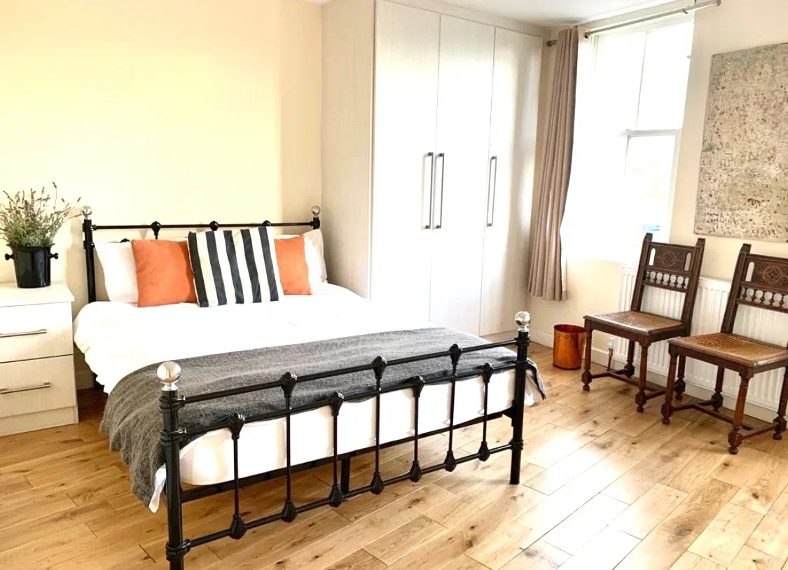 Room Bay Court in Greater London
