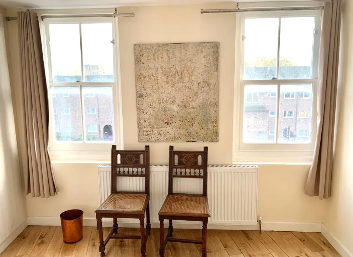 Room Bay Court in Greater London