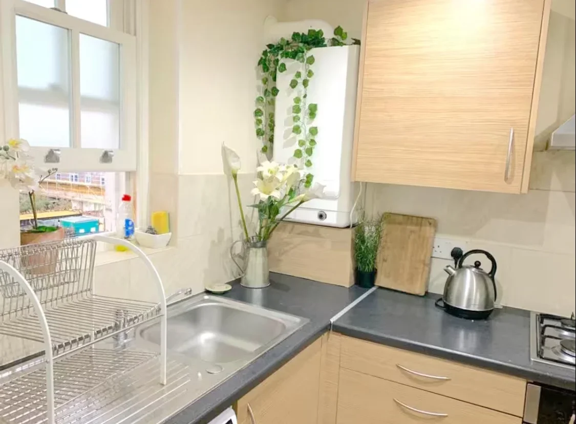 Room Bay Court in Greater London
