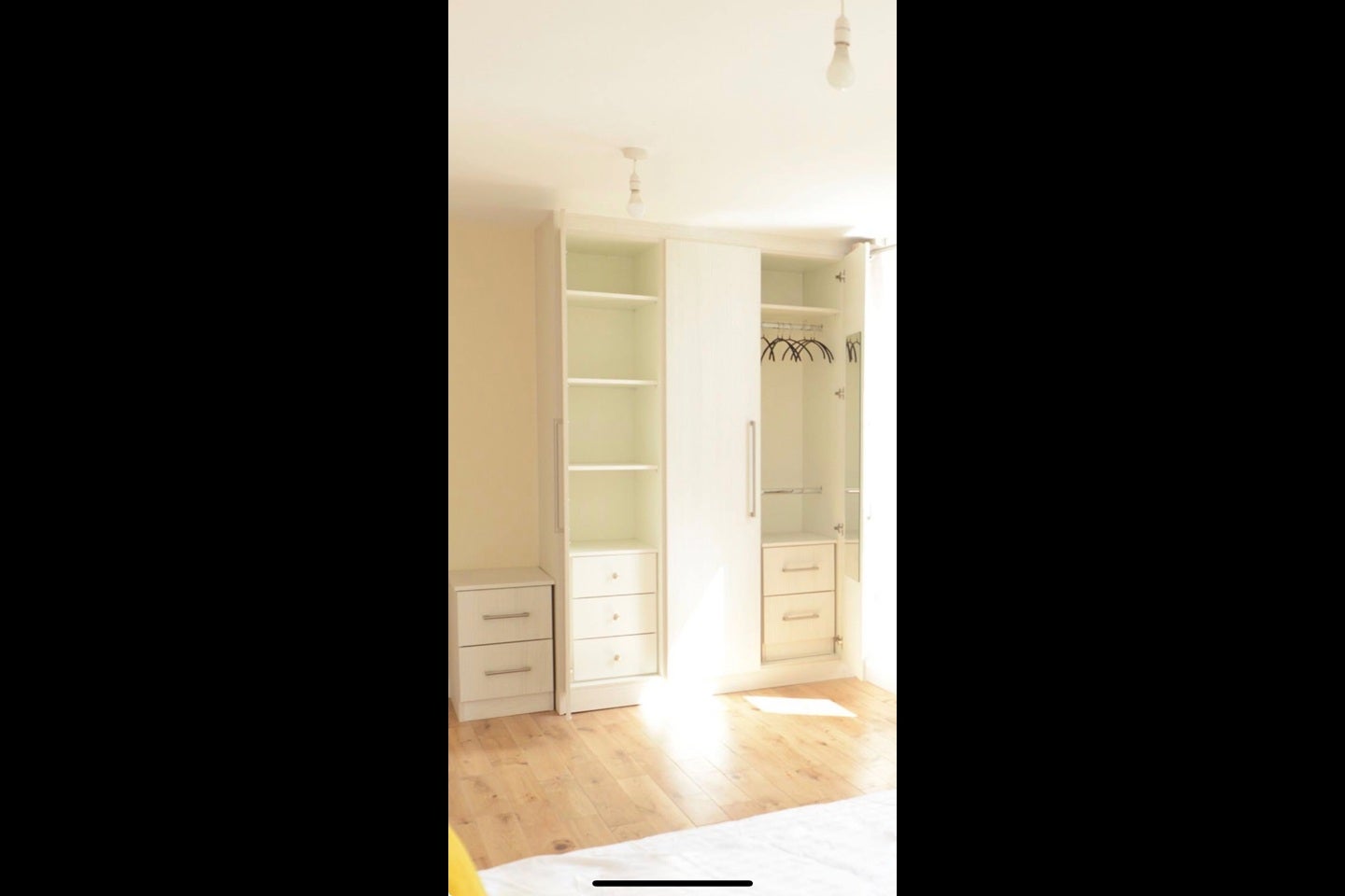 Room Bay Court in Greater London