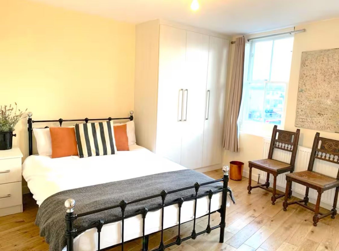 Room Bay Court in Greater London