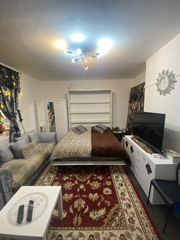 Room Boundary Road in Greater London