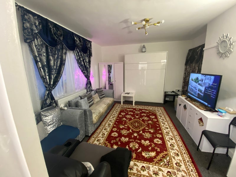 Room Boundary Road in Greater London