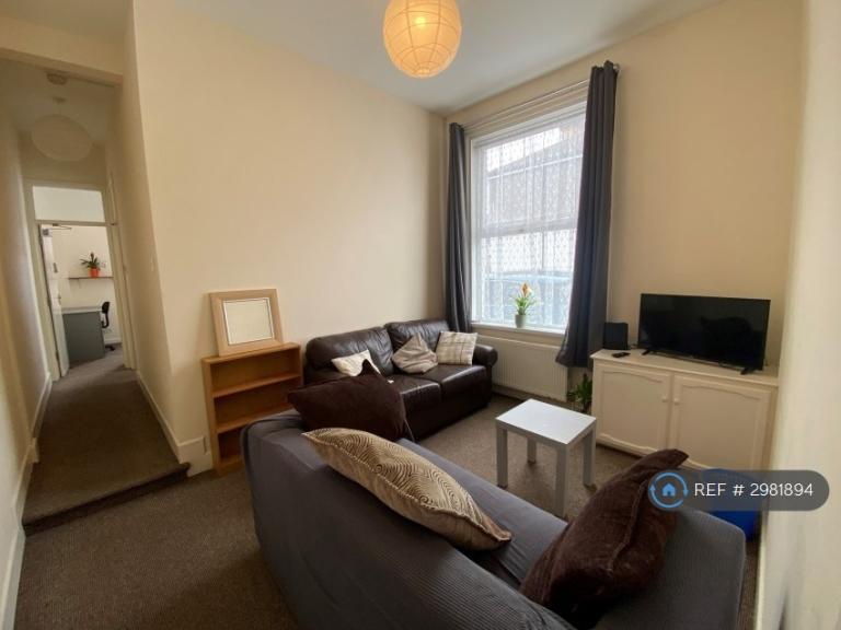 Room Delamere Road in Portsmouth