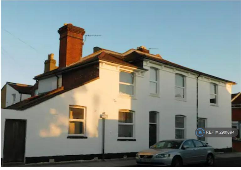 Room Delamere Road in Portsmouth