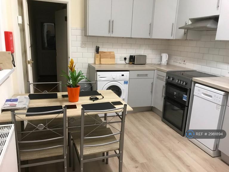 Room Delamere Road in Portsmouth