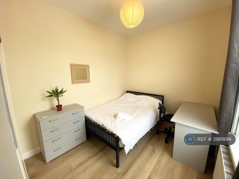Room Delamere Road in Portsmouth