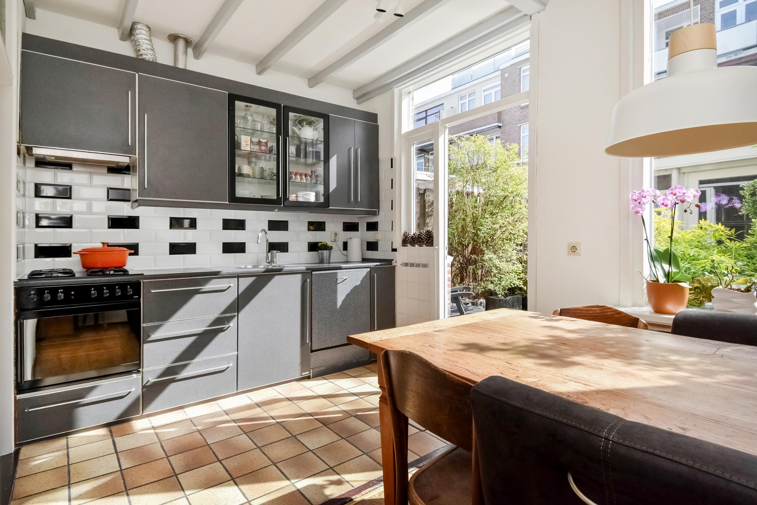 Tussenwoning te koop: Puttensestraat 46, 'S-Gravenhage