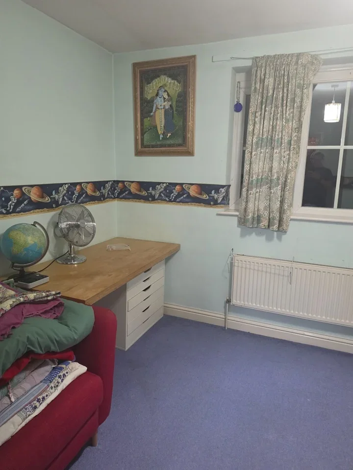 Room East Road in Greater London