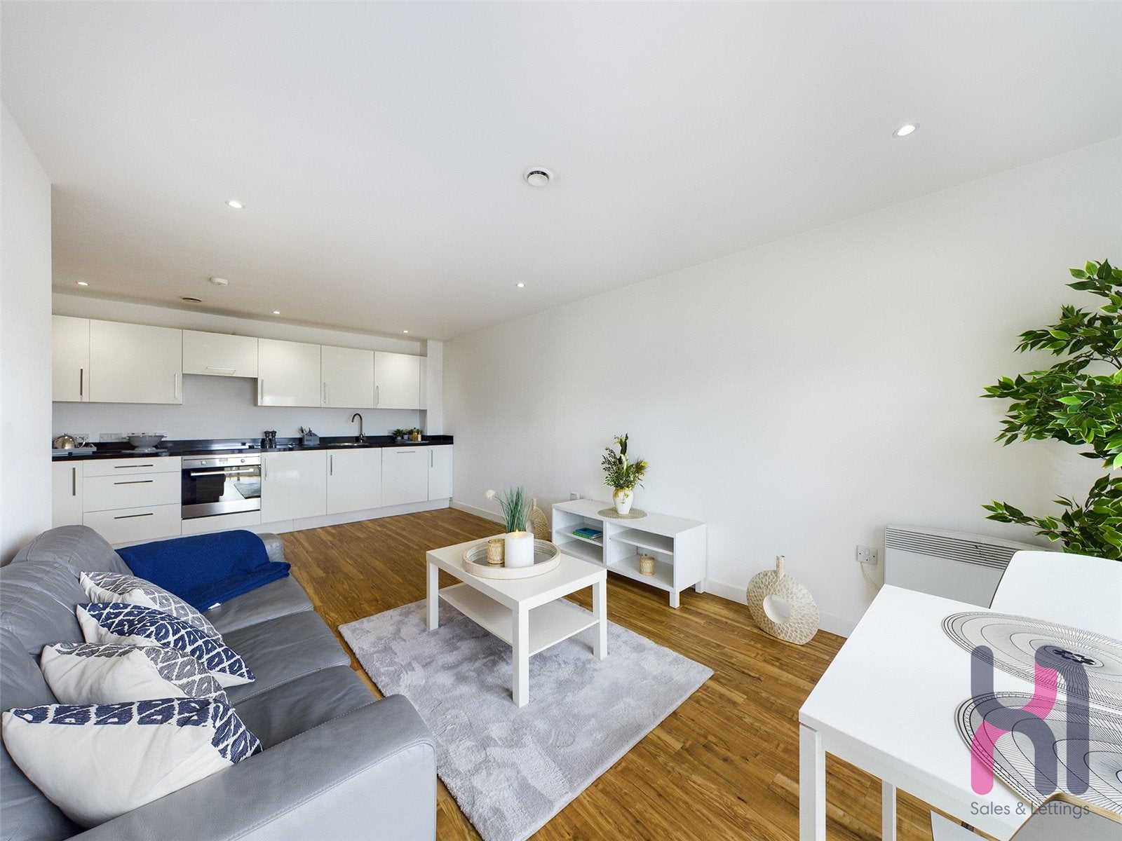 Flat Elmira Way in Salford
