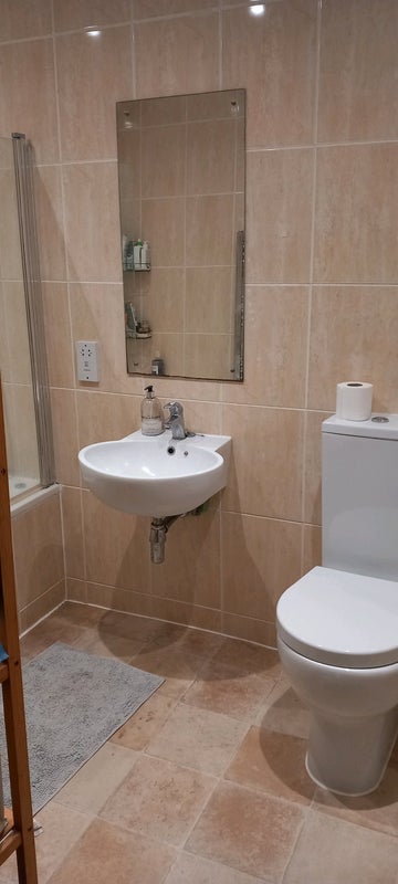 Room Chelmer Road in Greater London