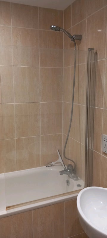 Room Chelmer Road in Greater London