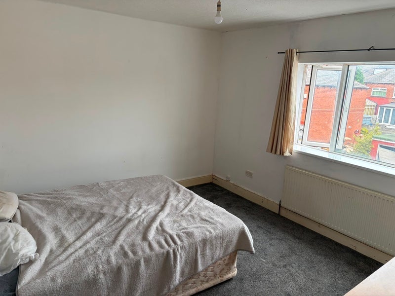 Room Back East Park Road in Leeds