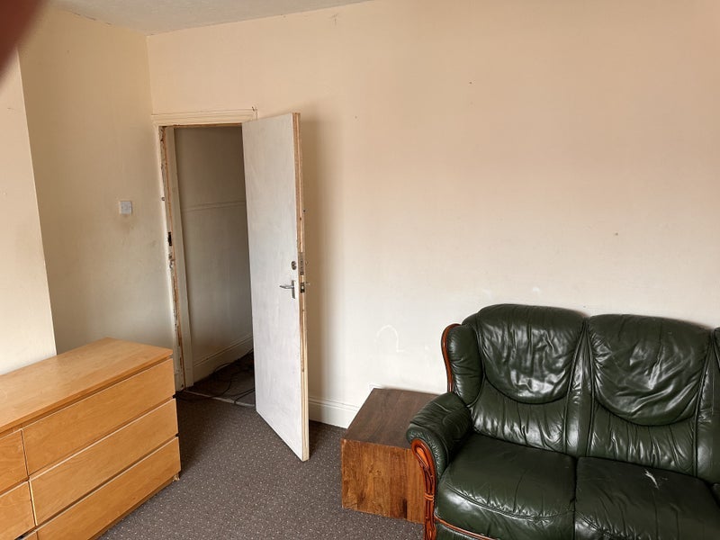 Room Back East Park Road in Leeds