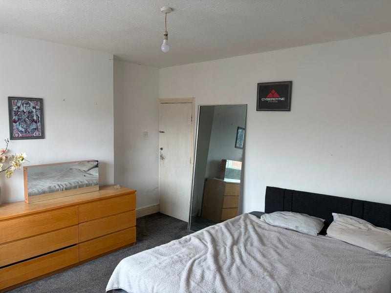 Room Back East Park Road in Leeds