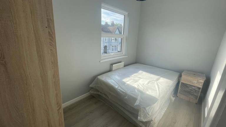Flat Oakleigh Park Drive in Southend-on-Sea