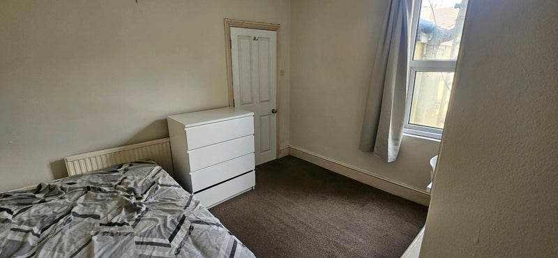 Room Harrow Road in Bristol