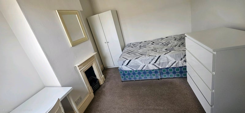 Room Harrow Road in Bristol