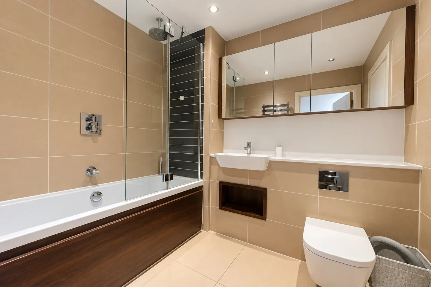 Flat Alie Street in Greater London