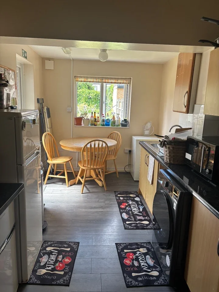 Room Blythswood Road in Greater London