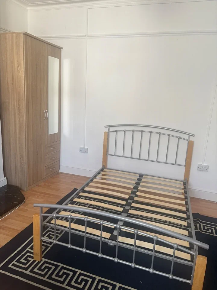Room Blythswood Road in Greater London