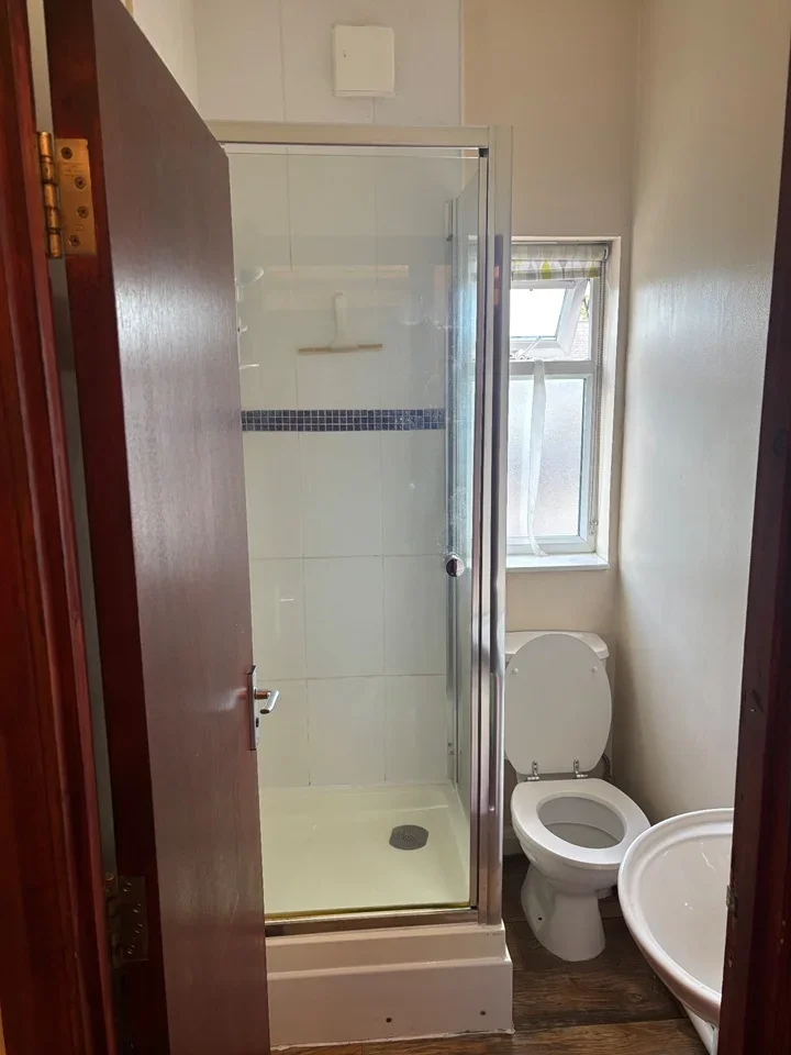 Room Blythswood Road in Greater London