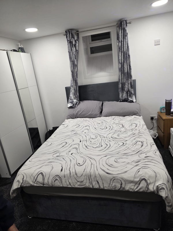 Room Ewart Place in Bradford