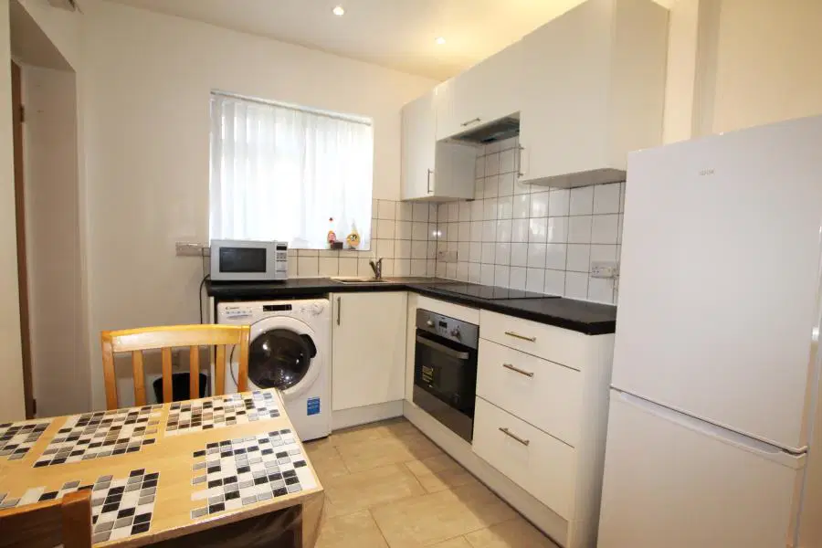 Flat Christchurch Avenue in Greater London