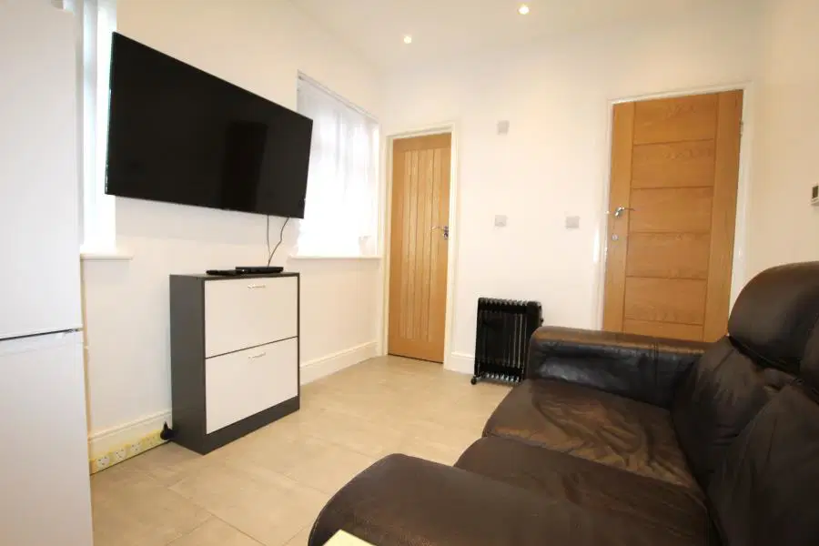 Flat Christchurch Avenue in Greater London