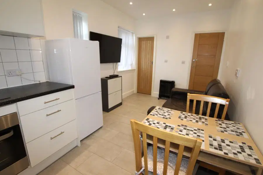 Flat Christchurch Avenue in Greater London