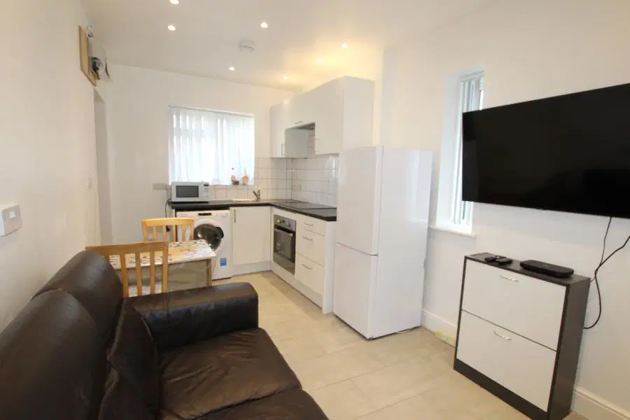 Flat Christchurch Avenue in Greater London
