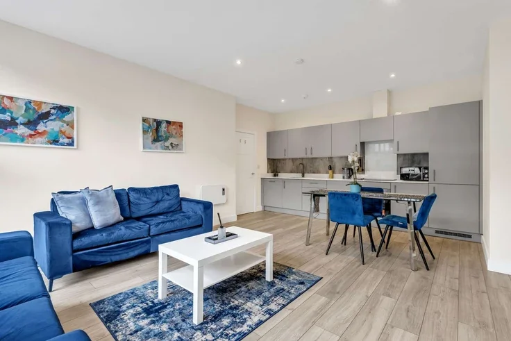 Flat Ewell Road in Greater London