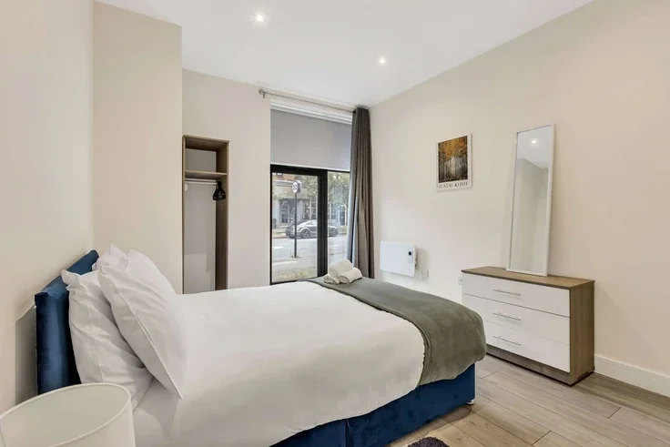 Flat Ewell Road in Greater London