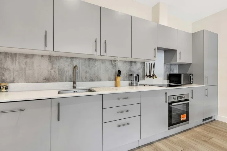 Flat Ewell Road in Greater London