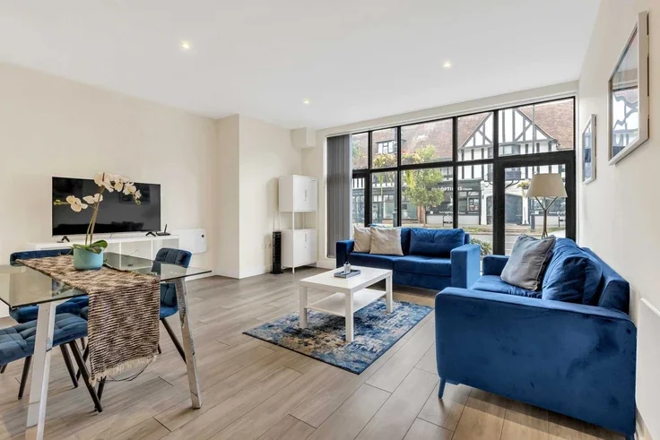 Flat Ewell Road in Greater London