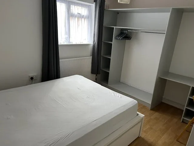 Room The Dashes in Harlow
