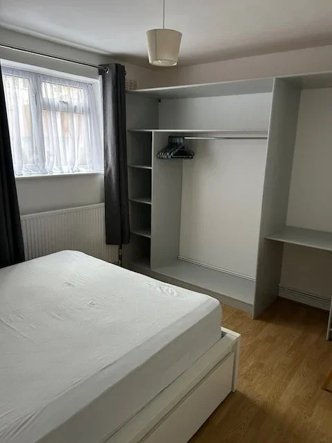 Room The Dashes in Harlow