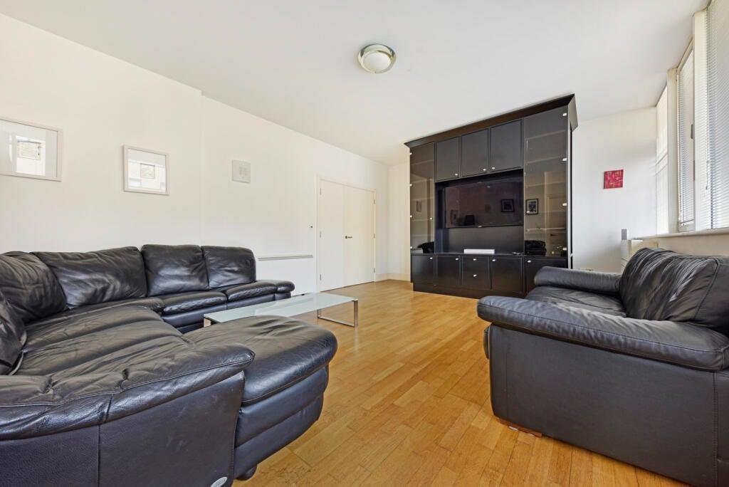 Flat Artichoke Hill in Greater London