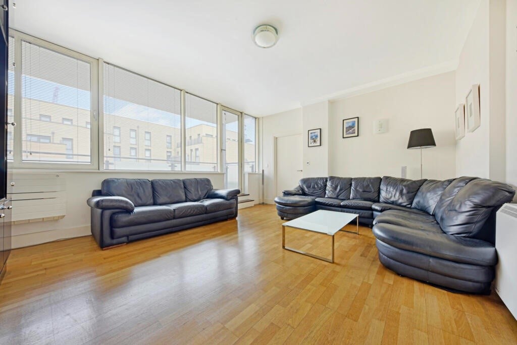 Flat Artichoke Hill in Greater London