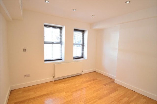 Flat Ewell Road in Greater London