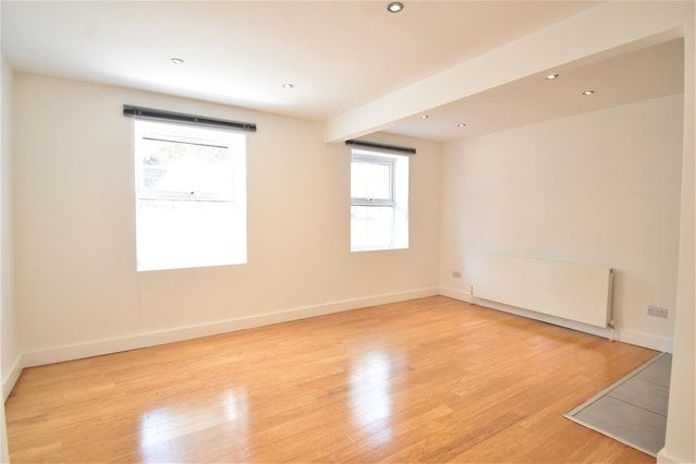 Flat Ewell Road in Greater London