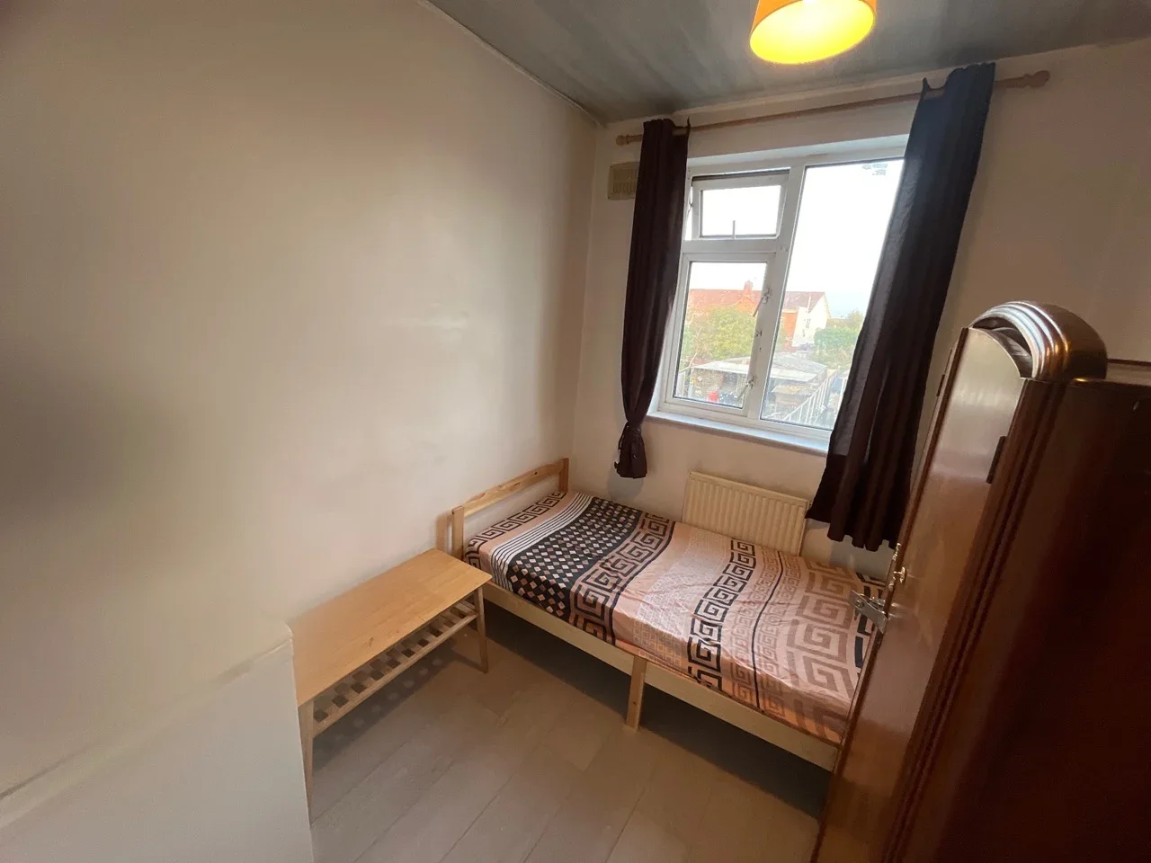 Room Sunningdale Avenue in Greater London